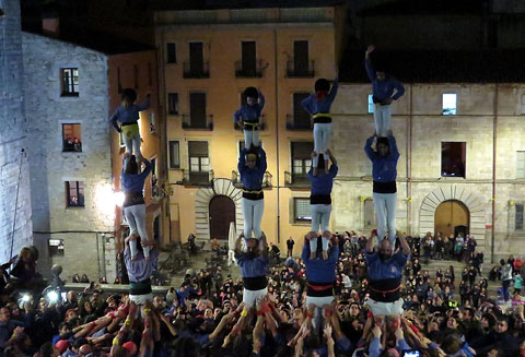 Quatre pilars construïts pels petits de la colla castellera