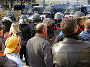 Manifestaci&oacute; antifeixista per un acte pol&iacute;tic de la plataforma Borb&ograve;nia amb el suport de Vox, a la pla&ccedil;a de l'U d'octubre del 2017