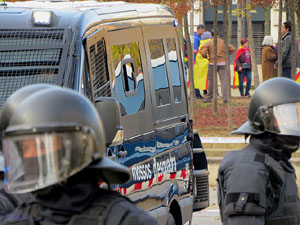 Manifestaci&oacute; antifeixista per un acte pol&iacute;tic de la plataforma Borb&ograve;nia amb el suport de Vox, a la pla&ccedil;a de l'U d'octubre del 2017