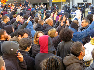 Manifestaci&oacute; antifeixista per un acte pol&iacute;tic de la plataforma Borb&ograve;nia amb el suport de Vox, a la pla&ccedil;a de l'U d'octubre del 2017