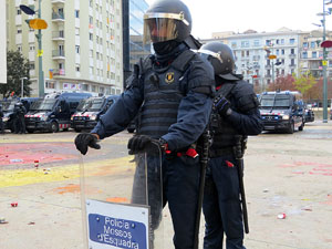 Manifestaci&oacute; antifeixista per un acte pol&iacute;tic de la plataforma Borb&ograve;nia amb el suport de Vox, a la pla&ccedil;a de l'U d'octubre del 2017