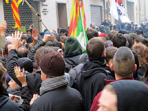 Manifestaci&oacute; antifeixista per un acte pol&iacute;tic de la plataforma Borb&ograve;nia amb el suport de Vox, a la pla&ccedil;a de l'U d'octubre del 2017