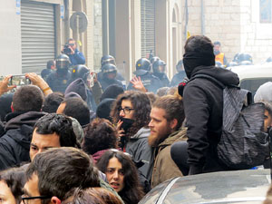 Manifestaci&oacute; antifeixista per un acte pol&iacute;tic de la plataforma Borb&ograve;nia amb el suport de Vox, a la pla&ccedil;a de l'U d'octubre del 2017