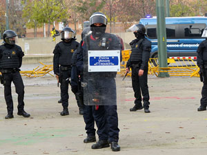 Manifestaci&oacute; antifeixista per un acte pol&iacute;tic de la plataforma Borb&ograve;nia amb el suport de Vox, a la pla&ccedil;a de l'U d'octubre del 2017