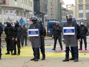 Manifestaci&oacute; antifeixista per un acte pol&iacute;tic de la plataforma Borb&ograve;nia amb el suport de Vox, a la pla&ccedil;a de l'U d'octubre del 2017