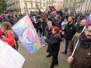 Manifestaci&oacute; antifeixista per un acte pol&iacute;tic de la plataforma Borb&ograve;nia amb el suport de Vox, a la pla&ccedil;a de l'U d'octubre del 2017