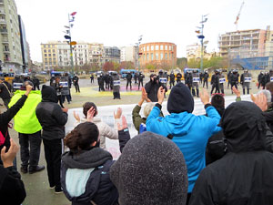 Manifestaci&oacute; antifeixista per un acte pol&iacute;tic de la plataforma Borb&ograve;nia amb el suport de Vox, a la pla&ccedil;a de l'U d'octubre del 2017