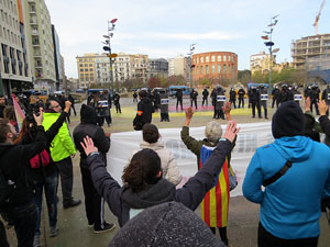 Manifestaci&oacute; antifeixista per un acte pol&iacute;tic de la plataforma Borb&ograve;nia amb el suport de Vox, a la pla&ccedil;a de l'U d'octubre del 2017