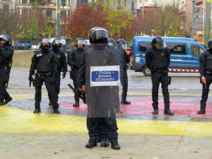 Manifestaci&oacute; antifeixista per un acte pol&iacute;tic de la plataforma Borb&ograve;nia amb el suport de Vox, a la pla&ccedil;a de l'U d'octubre del 2017