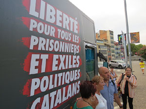 Mural de fotografies pels 10 mesos de l�empresonament de Jordi Cuixart i Jordi S&agrave;nchez
