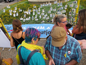 Mural de fotografies pels 10 mesos de l�empresonament de Jordi Cuixart i Jordi S&agrave;nchez