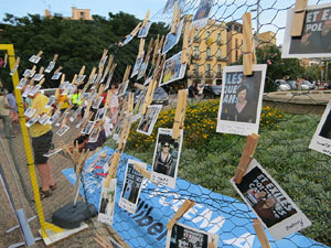 Mural de fotografies pels 10 mesos de l�empresonament de Jordi Cuixart i Jordi S&agrave;nchez