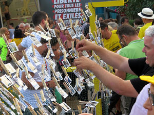Mural de fotografies pels 10 mesos de l�empresonament de Jordi Cuixart i Jordi S&agrave;nchez