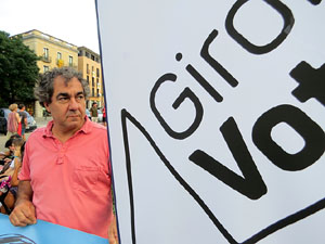 Mural de fotografies pels 10 mesos de l�empresonament de Jordi Cuixart i Jordi S&agrave;nchez