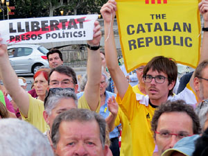 Mural de fotografies pels 10 mesos de l�empresonament de Jordi Cuixart i Jordi S&agrave;nchez