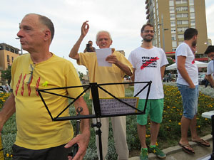 Mural de fotografies pels 10 mesos de l�empresonament de Jordi Cuixart i Jordi S&agrave;nchez