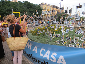 Mural de fotografies pels 10 mesos de l�empresonament de Jordi Cuixart i Jordi S&agrave;nchez
