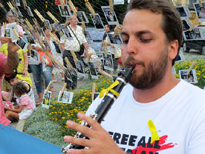 Mural de fotografies pels 10 mesos de l�empresonament de Jordi Cuixart i Jordi S&agrave;nchez