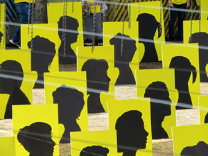 Activitat 'Pengem 2.000 cadenes' sobre el riu Onyar