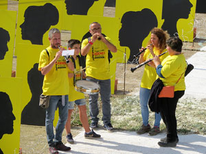 Activitat 'Pengem 2.000 cadenes' sobre el riu Onyar