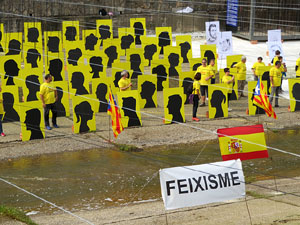 Activitat 'Pengem 2.000 cadenes' sobre el riu Onyar