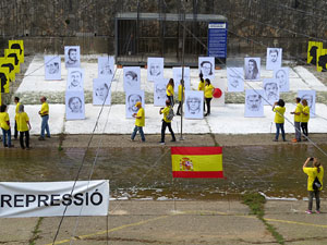 Activitat 'Pengem 2.000 cadenes' sobre el riu Onyar