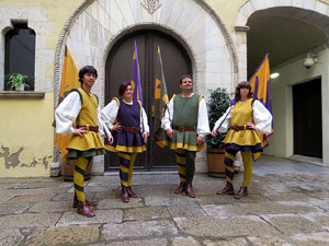 Fires de Sant Narc&iacute;s 2018. Toc de rams. Canvi dels rams de flors de les gegantes de Girona. Els banderers