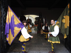 Fires de Sant Narc&iacute;s 2018. Toc de rams. Canvi dels rams de flors de les gegantes de Girona. Els banderers