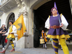 Fires de Sant Narc&iacute;s 2018. Toc de rams. Canvi dels rams de flors de les gegantes de Girona. Els banderers