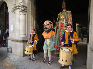 Fires de Sant Narc&iacute;s 2018. Toc de rams. Canvi dels rams de flors de les gegantes de Girona. Els banderers