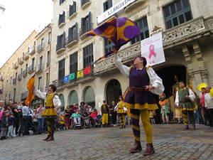 Fires de Sant Narc&iacute;s 2018. Toc de rams. Canvi dels rams de flors de les gegantes de Girona. Els banderers