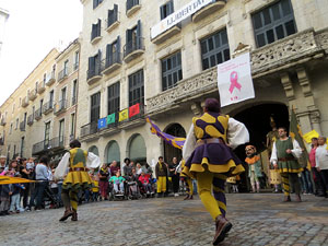 Fires de Sant Narc&iacute;s 2018. Toc de rams. Canvi dels rams de flors de les gegantes de Girona. Els banderers