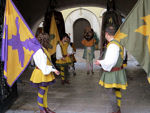 Sortida de l'Esquivamosques i la tabalera entre els banderers a la porta de l'Ajuntament