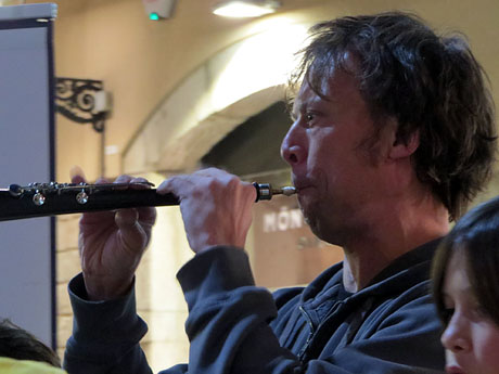 Concentraci&oacute; sota el lema '21 raons' en suport als encausats pels talls de les vies del TAV que es van fer a l'aniversari de l'1-O