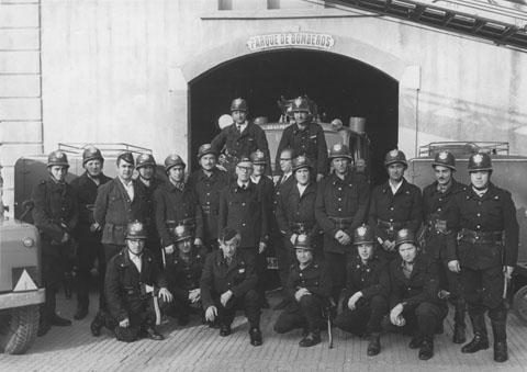 Bombers davant el Parc de l'avinguda Ramon Folch. 1971