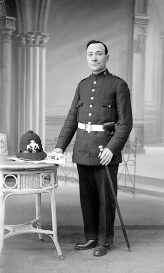 Retrat d'estudi d'un bomber vestit amb l'uniforme. 1920-1936