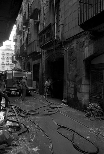 En coinicidència amb les inundacions es va produir un incendi del magatzem de pintures Martí Rotllan, al carrer Albereda. S'observen els bombers participant en les tasques d'extinció. 11 d'octubre de 1970
