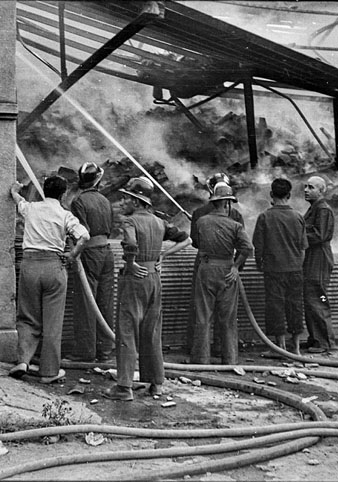Incendi del magatzem de Sala y Bertrán SA (La Gerundense), al carrer Canonge Dorca. Els bombers de Girona extingint el foc. 23 de juliol de 1950