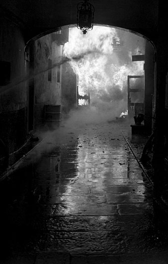 En coinicidència amb les inundacions es va produir un incendi del magatzem de pintures Martí Rotllan, al carrer Albereda. S'observen els bombers participant en les tasques d'extinció. 11 d'octubre de 1970