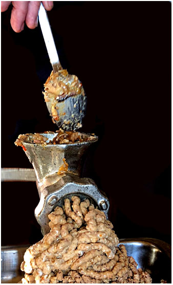 Passant la carn per la m&agrave;quina