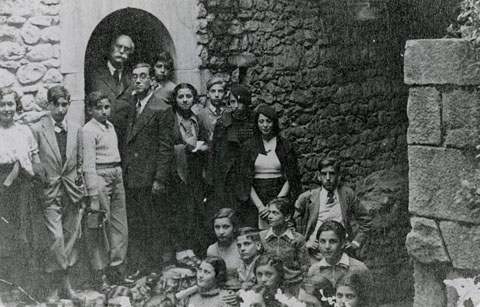 Visita d'alumnes de l'Institut Escola de Barcelona als Banys Àrabs de Girona. Retrat del grup d'alumnes amb la presència de Carles Rahola com a guia de la visita. Maig de 1934