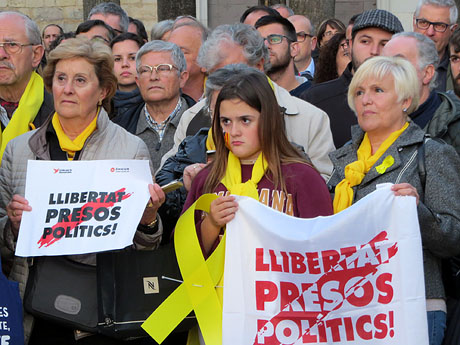 Concentraci&oacute; contra el 155 davant la subdelegaci&oacute; dels govern espanyol a la Gran Via de Jaume I