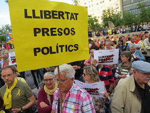Concentraci&oacute; contra el 155 davant la subdelegaci&oacute; dels govern espanyol a la Gran Via de Jaume I