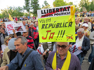 Concentraci&oacute; contra el 155 davant la subdelegaci&oacute; dels govern espanyol a la Gran Via de Jaume I