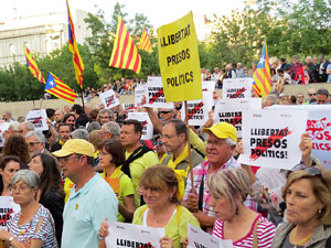 Concentraci&oacute; contra el 155 davant la subdelegaci&oacute; dels govern espanyol a la Gran Via de Jaume I