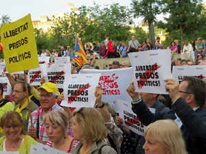 Concentraci&oacute; contra el 155 davant la subdelegaci&oacute; dels govern espanyol a la Gran Via de Jaume I