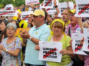 Concentraci&oacute; contra el 155 davant la subdelegaci&oacute; dels govern espanyol a la Gran Via de Jaume I