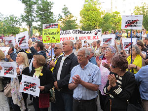 Concentraci&oacute; contra el 155 davant la subdelegaci&oacute; dels govern espanyol a la Gran Via de Jaume I