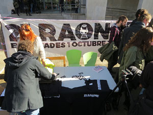 Concentraci&oacute; sota el lema '21 raons' en suport als encausats pels talls de les vies del TAV que es van fer a l'aniversari de l'1-O, a la pla&ccedil;a del Vi