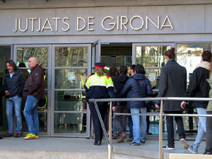 Concentraci&oacute; sota el lema '21 raons' en suport als encausats pels talls de les vies del TAV que es van fer a l'aniversari de l'1-O, a la pla&ccedil;a del Vi